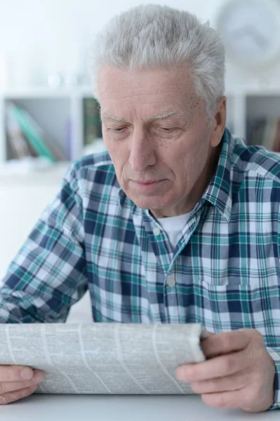 Uomo Anziano Emotivo Che Legge Giornale Casa — Foto Stock