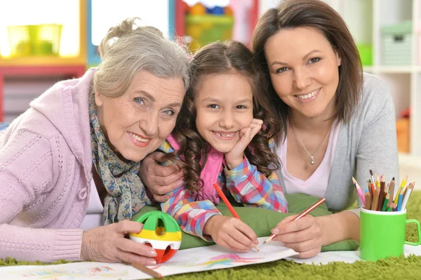 Glückliche Familie Liegt Auf Dem Boden Und Zeichnet Bild Zusammen — Stockfoto