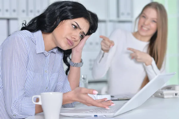 Duas meninas trabalhando — Fotografia de Stock