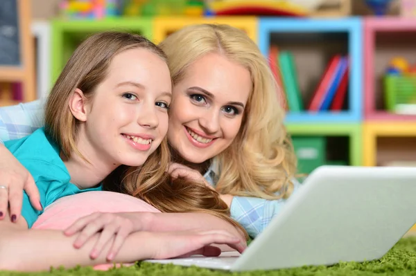 Jovem Com Menina Usando Laptop Casa Chão — Fotografia de Stock