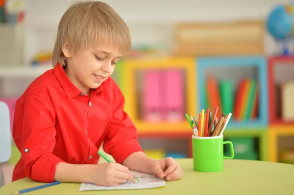Masada Otururken Ile Kalemler Çizim Şirin Küçük Çocuk Portresi — Stok fotoğraf