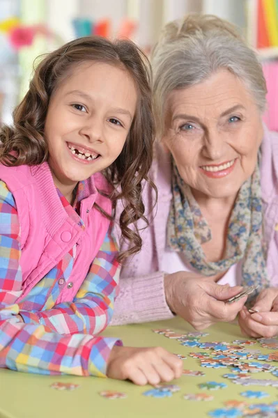 Oma Met Kleine Kleindochter Verzamelen Puzzel — Stockfoto