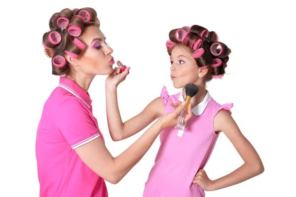 Anne ve küçük kızı saç curlers içinde — Stok fotoğraf