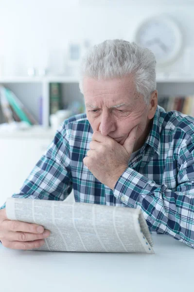 Känslomässiga Senior Man Läsa Tidningen Hemma — Stockfoto