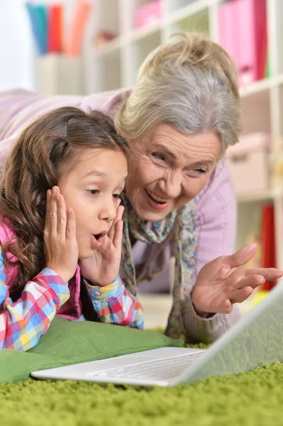 Retrato Abuela Feliz Hija Usando Ordenador Portátil Mientras Está Acostado — Foto de Stock