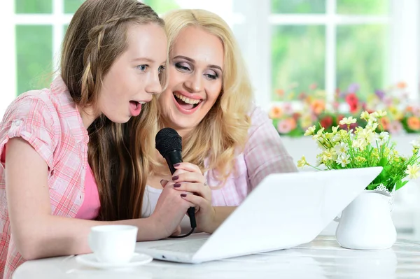 家でノート パソコンを使用しての女の子と若い女性カラオケ — ストック写真