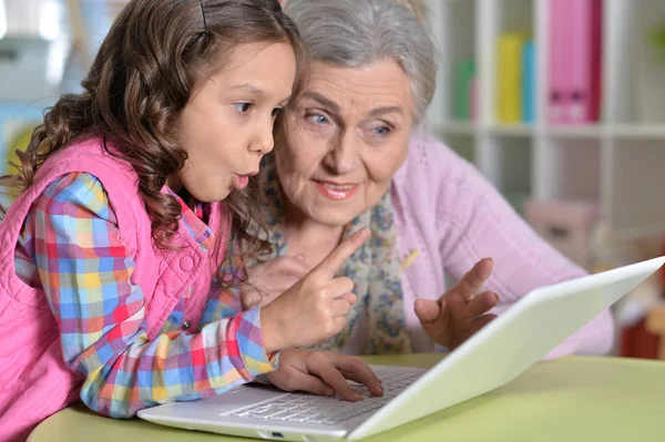 Porträtt Glad Mormor Och Dotter Använder Laptop — Stockfoto