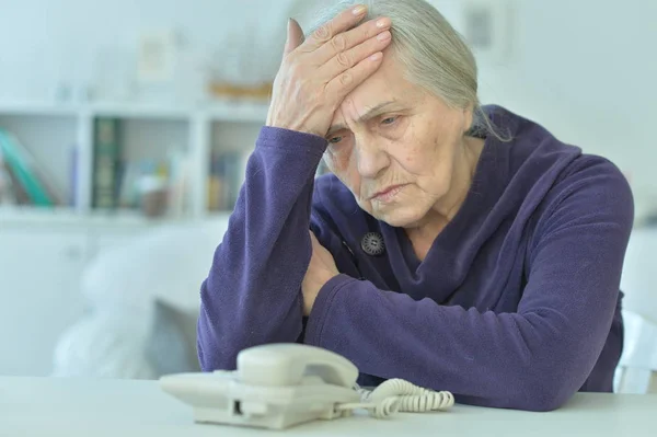 Mor Med Dotter Rita Med Färgglada Pennor — Stockfoto