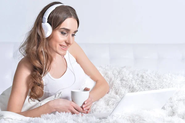 Jovem Bela Mulher Ouvindo Música Casa — Fotografia de Stock