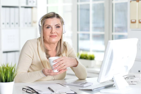 Mature Woman Headphones Drinking Tea While Sitting Table — Stock Photo, Image