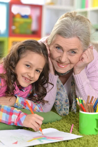 Oma Kleindochter Tekenen Samen — Stockfoto