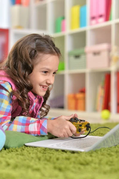 Cute Girl Playing Computer Game Laptop While Lying Green Floor — Stock Photo, Image