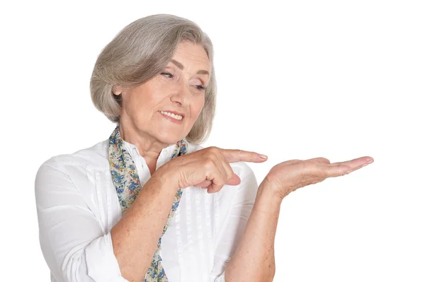 Retrato Bela Mulher Sênior Apontando Para Direita Posando Contra Fundo — Fotografia de Stock