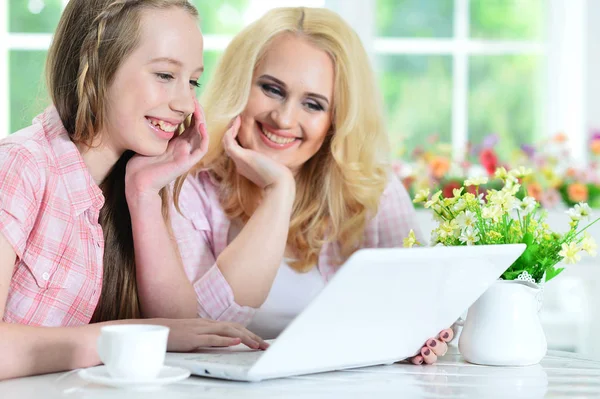 Mujer Joven Con Chica Usando Ordenador Portátil Casa —  Fotos de Stock