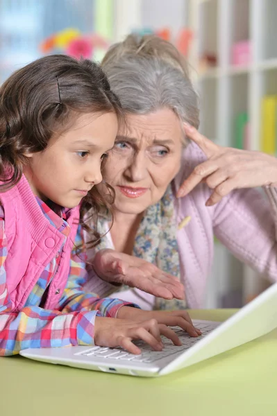 Retrato Abuela Hija Feliz Usando Ordenador Portátil — Foto de Stock