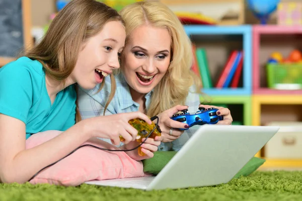 Jovem Mulher Com Menina Usando Laptop Casa Chão Jogando — Fotografia de Stock