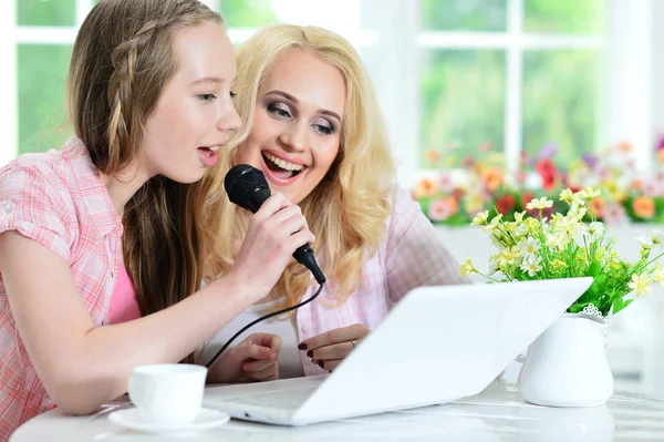 Jovem Mulher Com Menina Usando Laptop Casa Cantando Karaoke — Fotografia de Stock