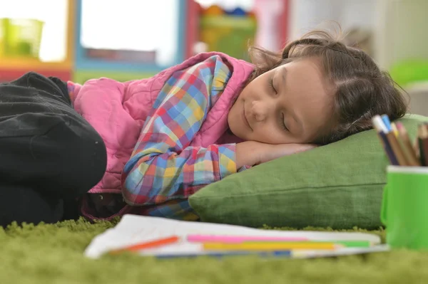 Söt Flicka Sover Kudden Golvet Hemma — Stockfoto