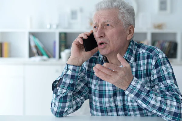 Portrét Starší Muž Mluví Telefonu — Stock fotografie