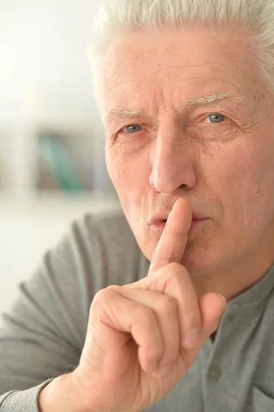 Uomo Anziano Con Dito Sulle Labbra Gesticolando Silenzio — Foto Stock