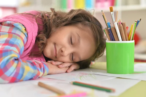 Linda Chica Durmiendo Mesa Casa — Foto de Stock