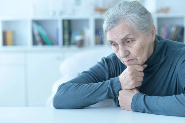 Nahaufnahme Porträt Einer Müden Seniorin — Stockfoto