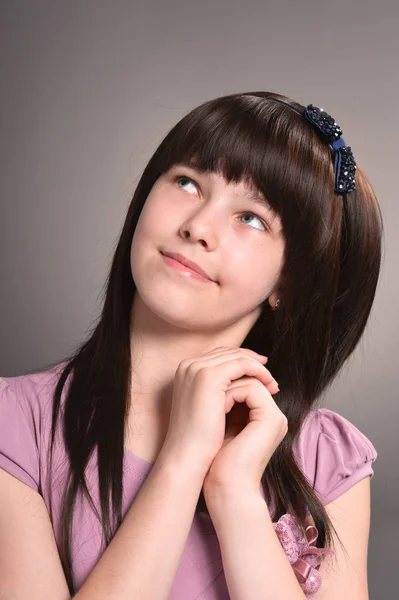 Retrato Menina Bonito Com Cabelo Escuro Posando Estúdio — Fotografia de Stock