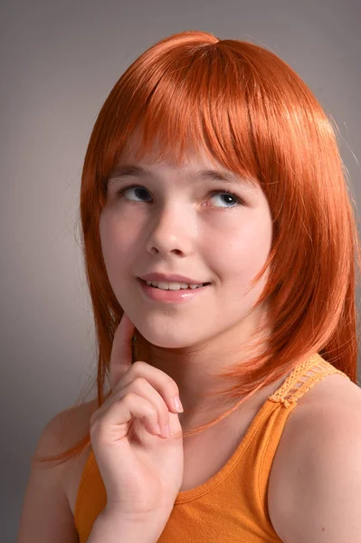 Retrato Menina Bonito Com Cabelo Vermelho Posando Estúdio — Fotografia de Stock