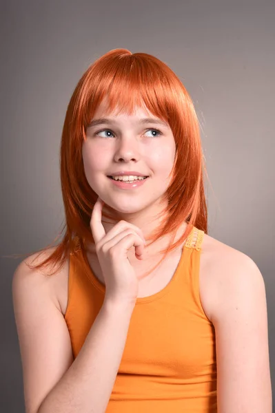 Retrato Menina Bonito Com Cabelo Vermelho Posando Estúdio — Fotografia de Stock