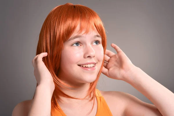 Porträt Des Süßen Mädchens Mit Roten Haaren Posiert Studio — Stockfoto