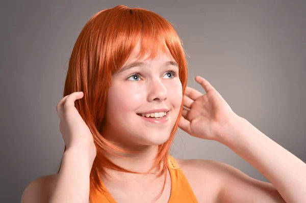 Retrato Menina Bonito Com Cabelo Vermelho Posando Estúdio — Fotografia de Stock