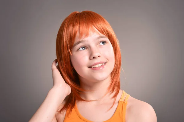 Retrato Menina Bonito Com Cabelo Vermelho Posando Estúdio — Fotografia de Stock