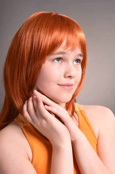 Portret Van Schattig Meisje Met Rood Haar Poseren Studio — Stockfoto