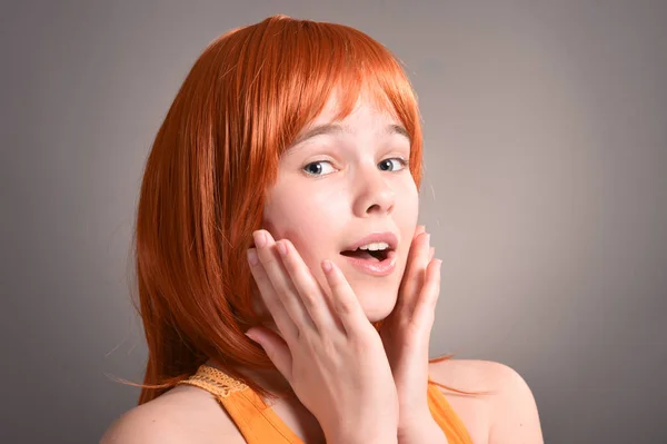 Retrato Menina Bonito Com Cabelo Vermelho Posando Estúdio — Fotografia de Stock