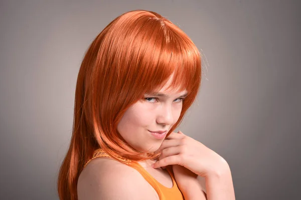 Portret Van Schattig Meisje Met Rood Haar Poseren Studio — Stockfoto