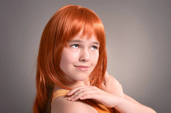Portrét Roztomilá Dívka Červenými Vlasy Pózuje Studiu — Stock fotografie