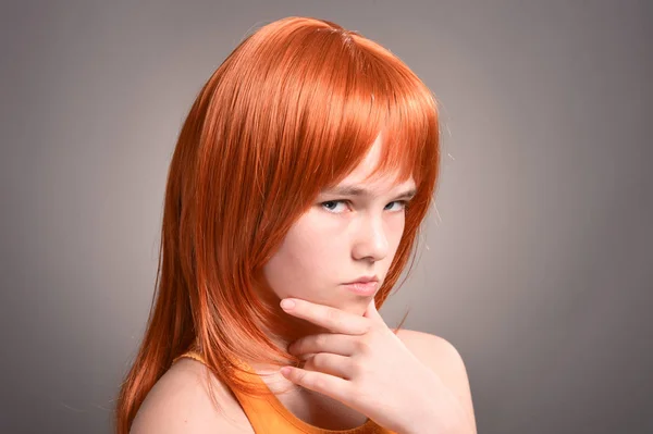 Portrét Smutná Dívka Červenými Vlasy Pózuje Studiu — Stock fotografie