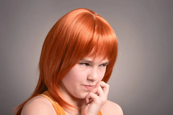 Portret Van Verdrietig Meisje Met Rood Haar Poseren Studio — Stockfoto