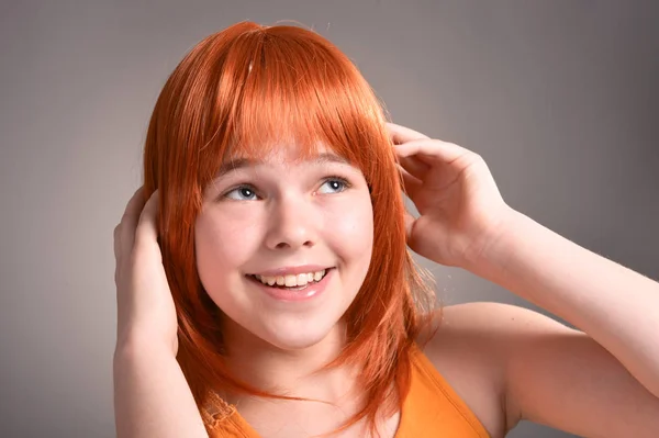 Портрет Милой Девушки Рыжими Волосами Позирующей Студии — стоковое фото