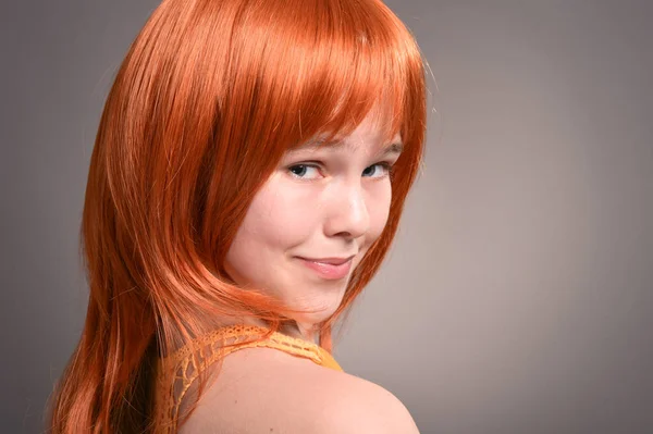 可爱的女孩的肖像与红头发摆在工作室 — 图库照片