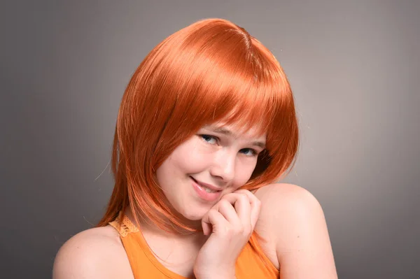 Portrét Roztomilá Dívka Červenými Vlasy Pózuje Studiu — Stock fotografie