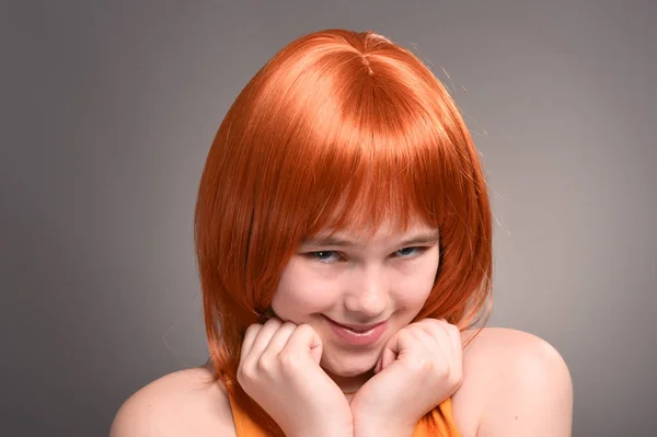 可爱的女孩的肖像与红头发摆在工作室 — 图库照片