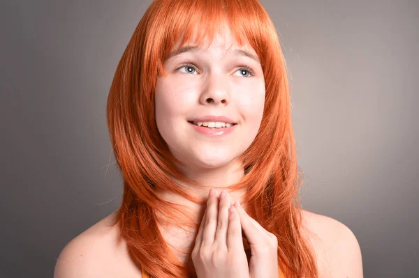 可爱的女孩的肖像与红头发祈祷在工作室 — 图库照片
