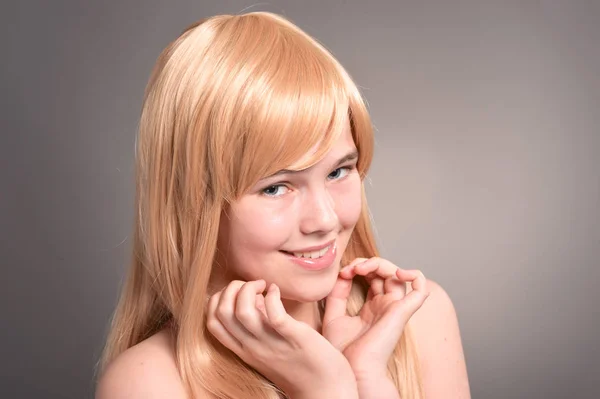 Porträt Des Süßen Blonden Mädchens Posiert Studio — Stockfoto