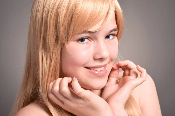 Porträt Des Süßen Blonden Mädchens Posiert Studio — Stockfoto