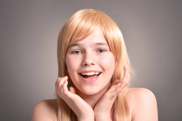 Portret Ładny Blondynka Pozowanie Studio — Zdjęcie stockowe