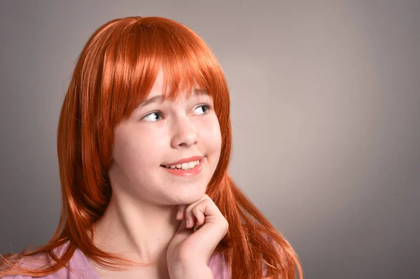 Kızıl Saçlı Poz Ile Şirin Kız Portresi — Stok fotoğraf