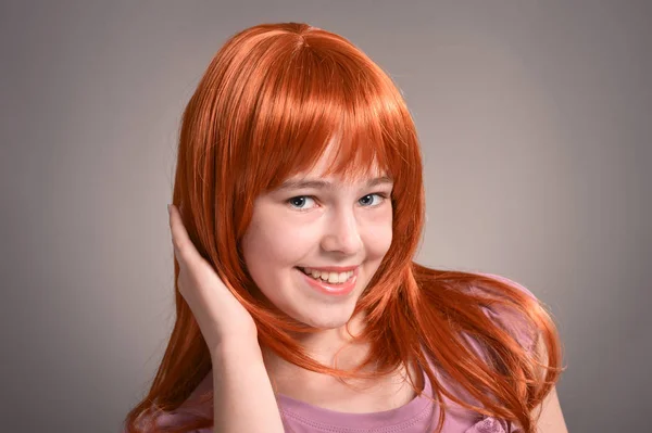 Πορτρέτο Του Χαριτωμένο Κορίτσι Κόκκινα Μαλλιά Ποζάρει — Φωτογραφία Αρχείου