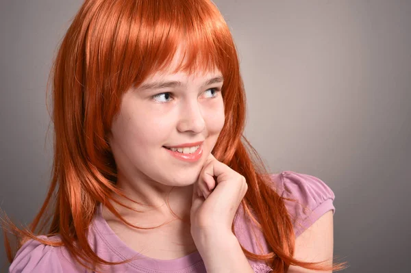 Porträt Des Süßen Mädchens Mit Roten Haaren Posiert — Stockfoto