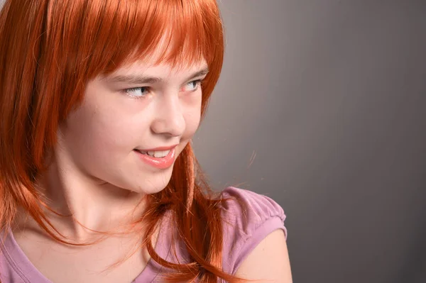 Retrato Menina Bonito Com Cabelo Vermelho Posando — Fotografia de Stock